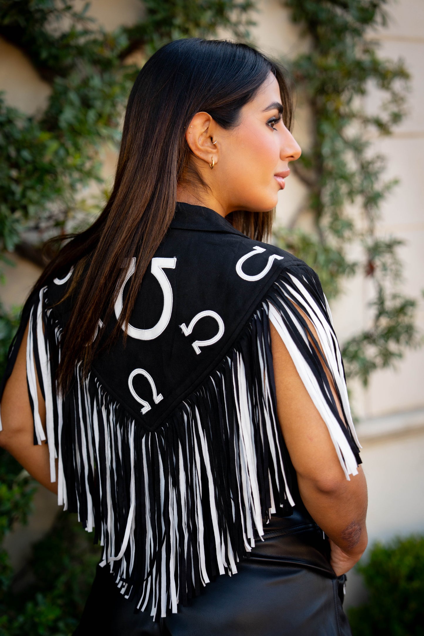 HORSESHOE TWO TONE FRINGE SHRUG