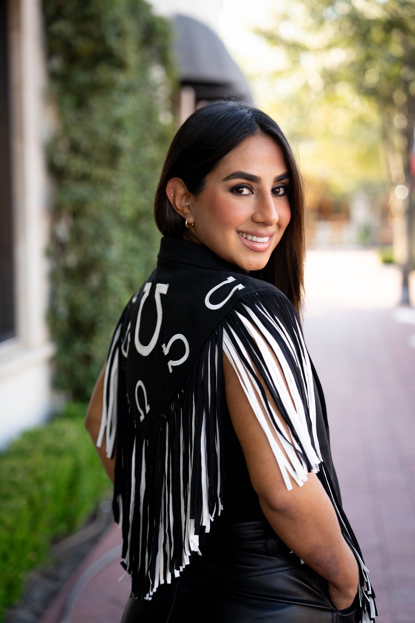 HORSESHOE TWO TONE FRINGE SHRUG